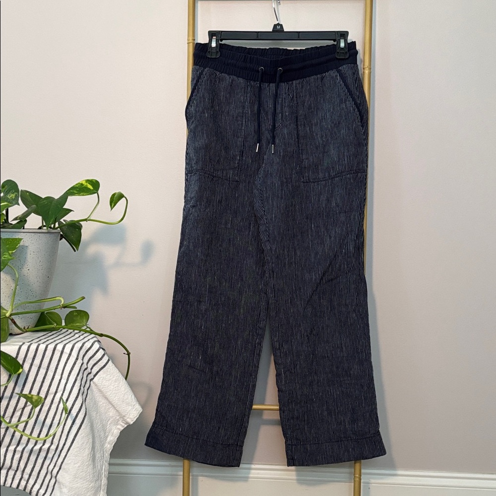 Very good condition. Casual Relaxed Leg Drawstring Pants in navy/gray stripe.